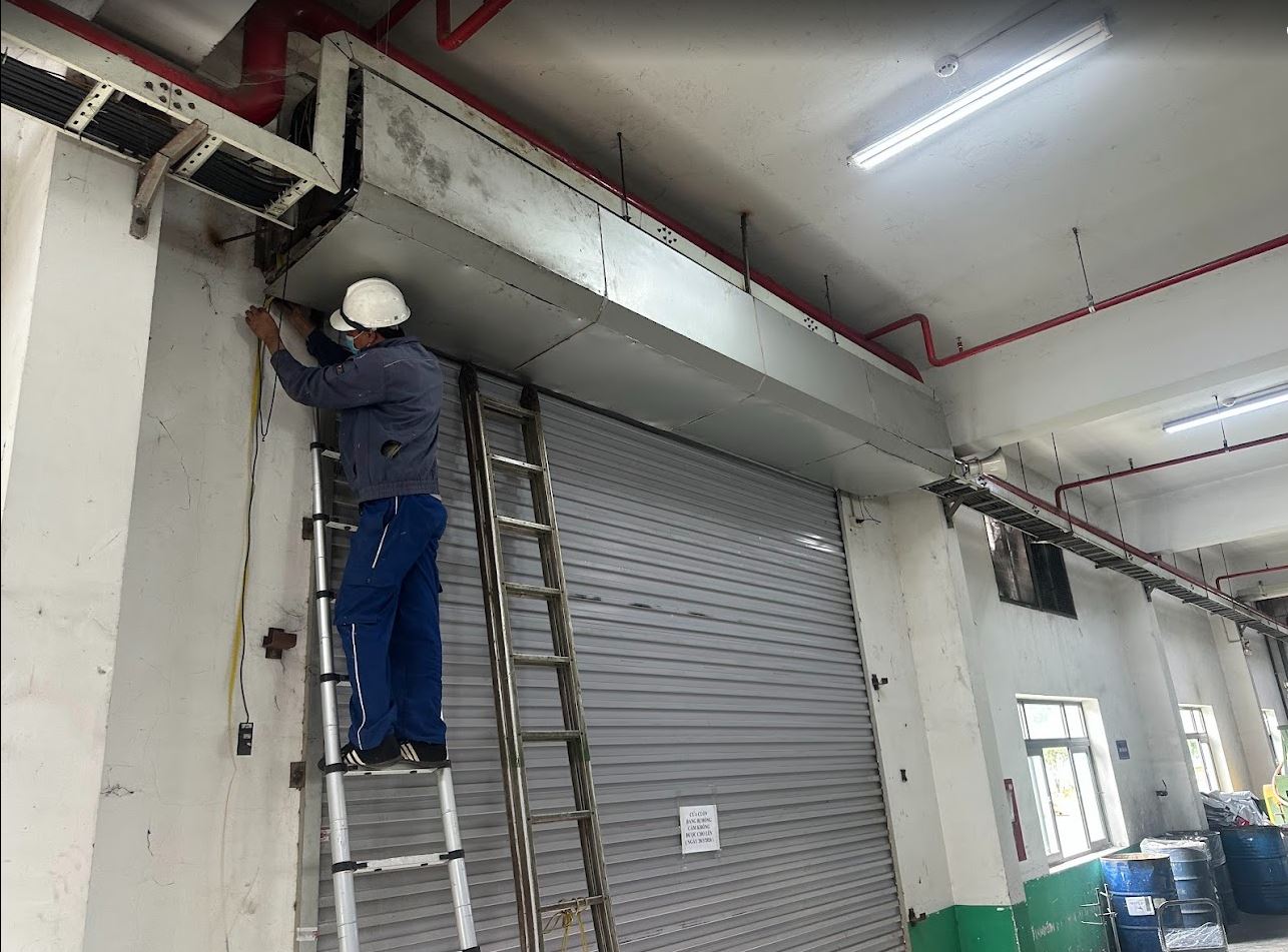 Cửa cuốn bị kẹt không lên được