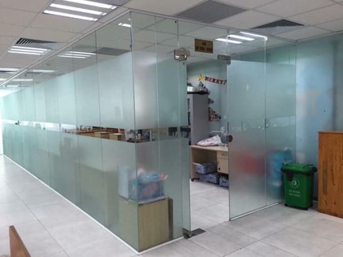 Vách kính cường lực
